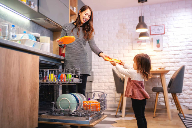 Mother handing plate to kid | Can I put plastic in the dishwasher?